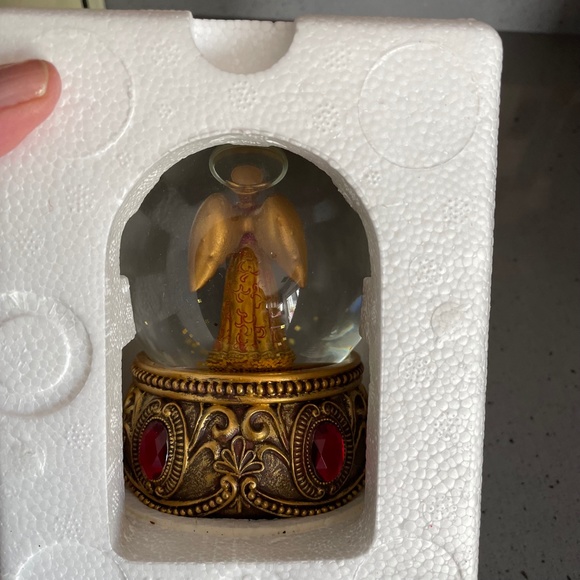 New in box 2010 Macy's angel musical water globe - Picture 5 of 7
